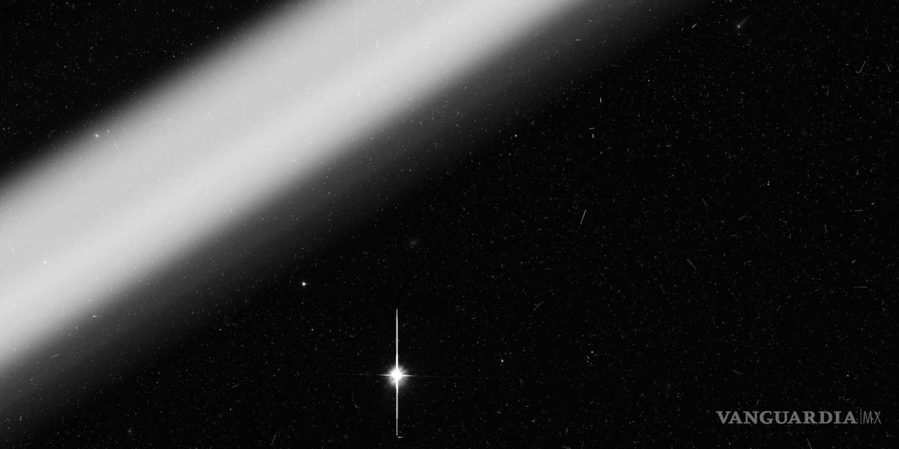 $!Un rastro de satélite brillante, cercano y desenfocado capturado por el Telescopio Espacial Hubble.