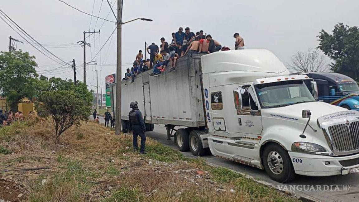 Más de 300 migrantes viajaban hacinados en un tráiler en la autopista Veracruz-Puebla