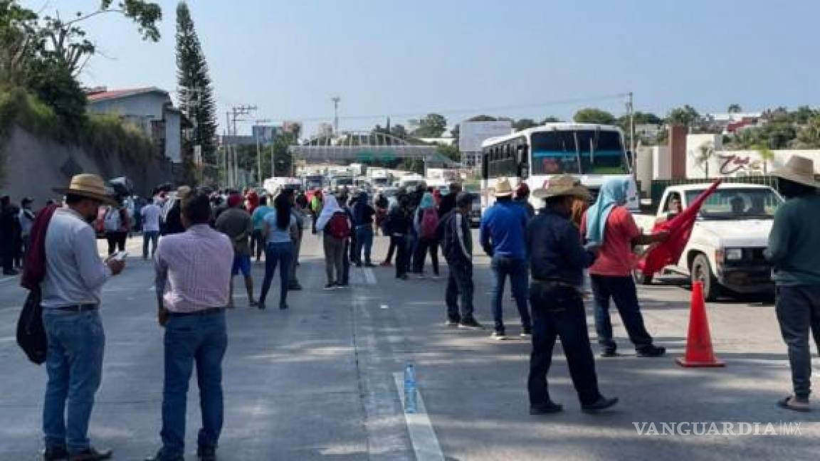 Maestros de Guerrero bloquean autopista México-Cuernavaca; exigen diálogo con AMLO