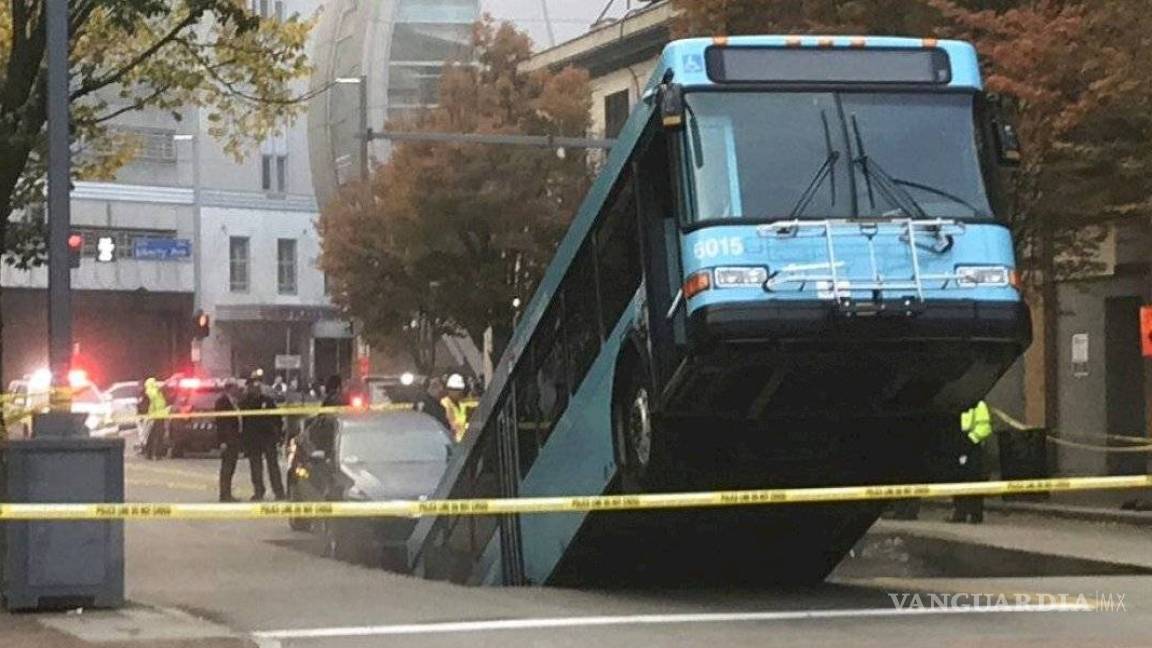 Se abre socavón en centro de Pittsburgh y cae autobús de pasajeros