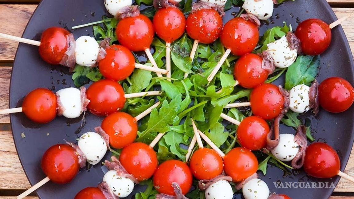 $!Mini brochetas de tomate, albahaca y queso.