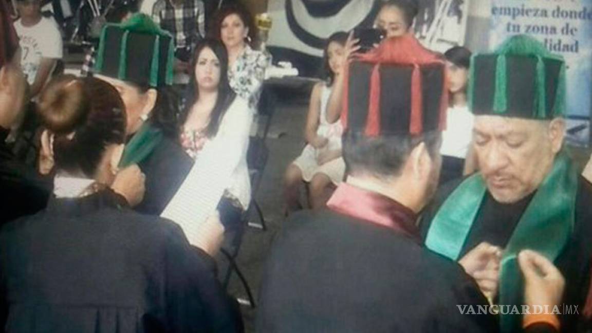 $!También Carlos Trejo tiene un ¡Honoris Causa como el de Laura Bozzo!