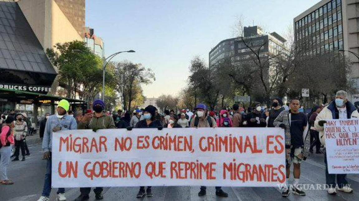 Caravana de migrantes llega a Palacio Nacional; piden a AMLO libre tránsito