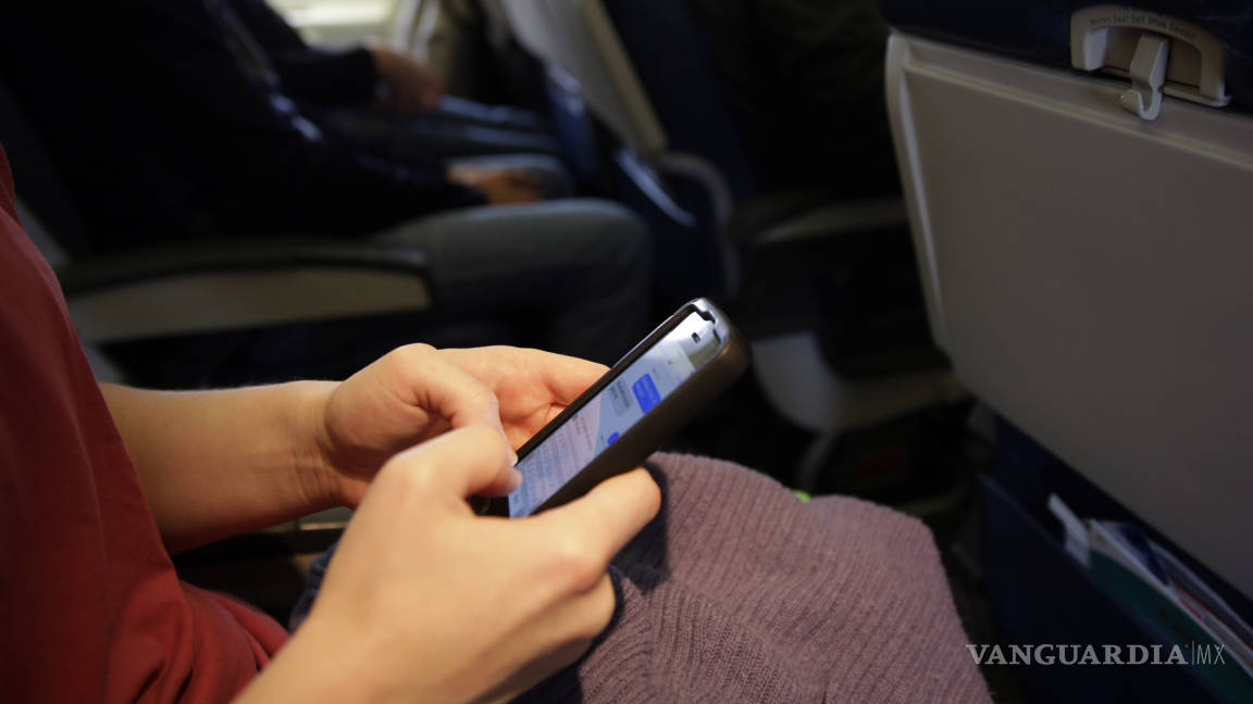 Aeroméxico permitirá enviar mensajes de Whatsapp en aviones