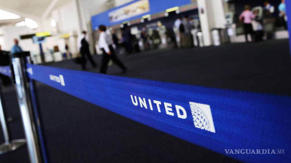 United Airlines se hunde tras escándalo de pasajero expulsado