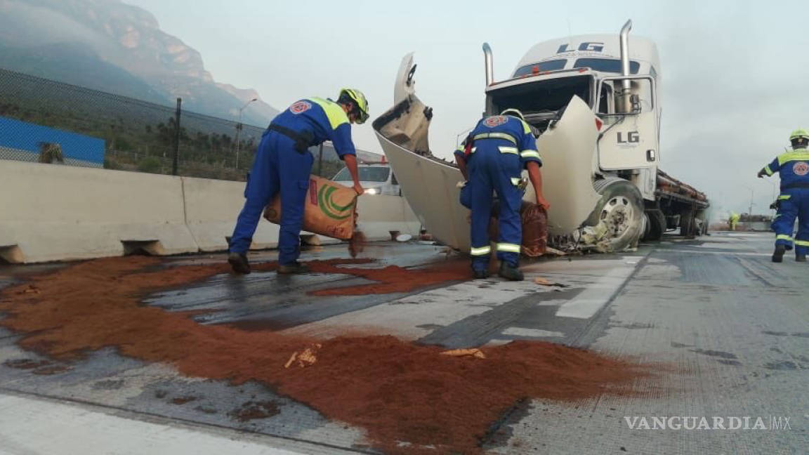 Tráiler choca contra caseta en la autopista Saltillo-Monterrey