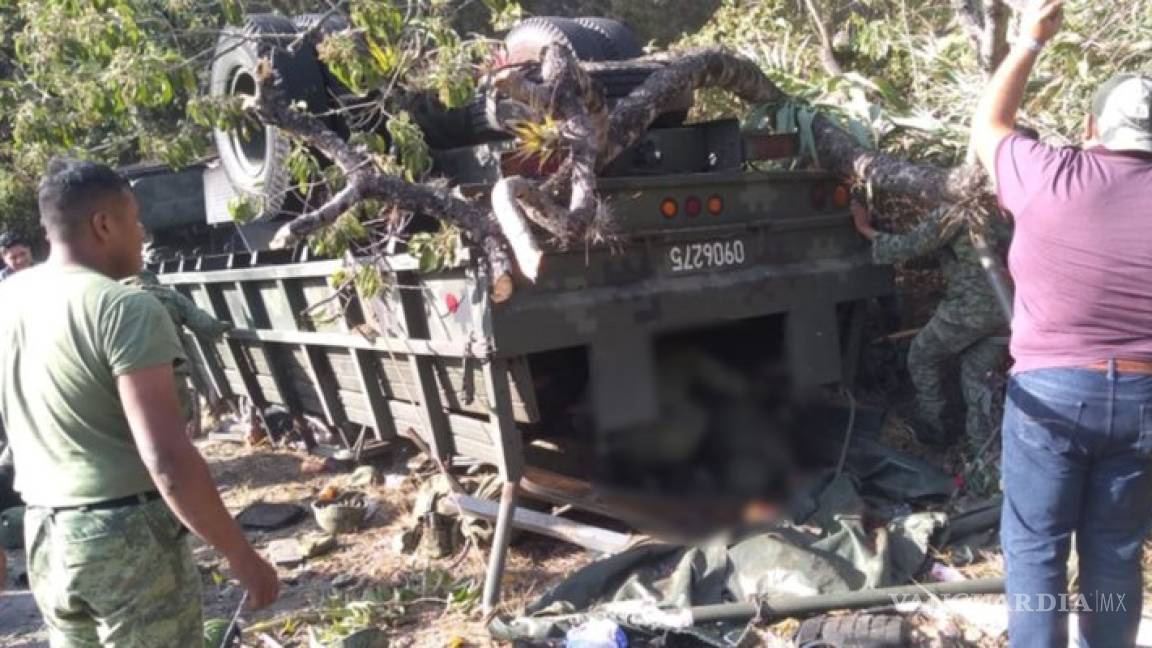 Vuelca camión de la Guardia Nacional en Oaxaca; hay 3 muertos y 35 heridos