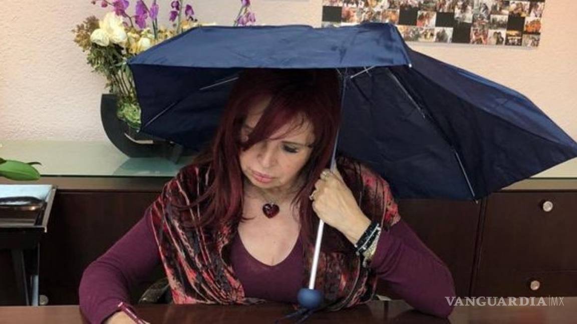 Layda Sansores usa un paraguas en su oficina ¡por goteras!