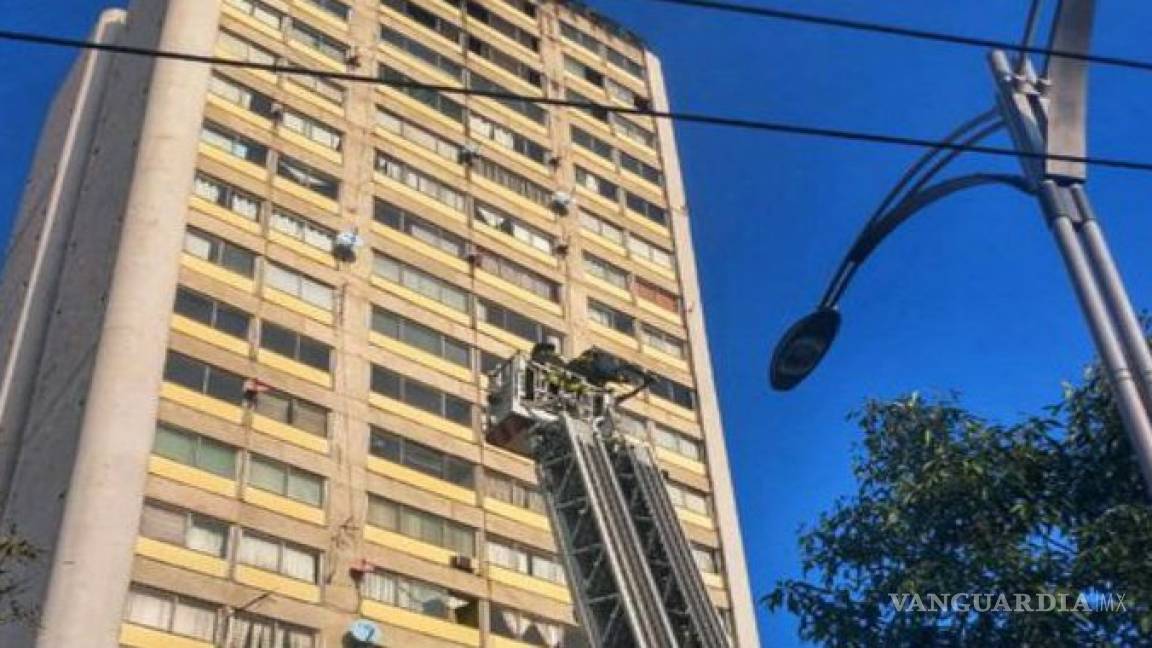 Incendio en edificio de Tlatelolco deja un muerto y 300 desalojados