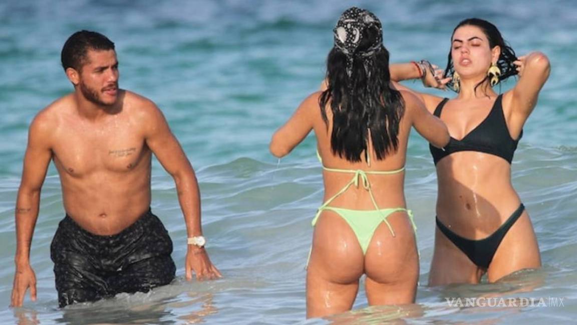 Captan de vacaciones a Jona dos Santos en Cancún con dos mujeres