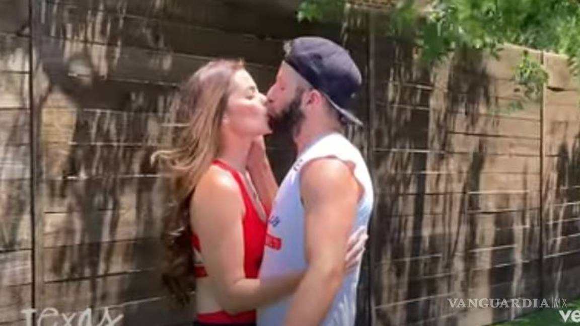 $!¿Qué famosos salen en el video de 'Antes que el mundo se acabe' de Residente?