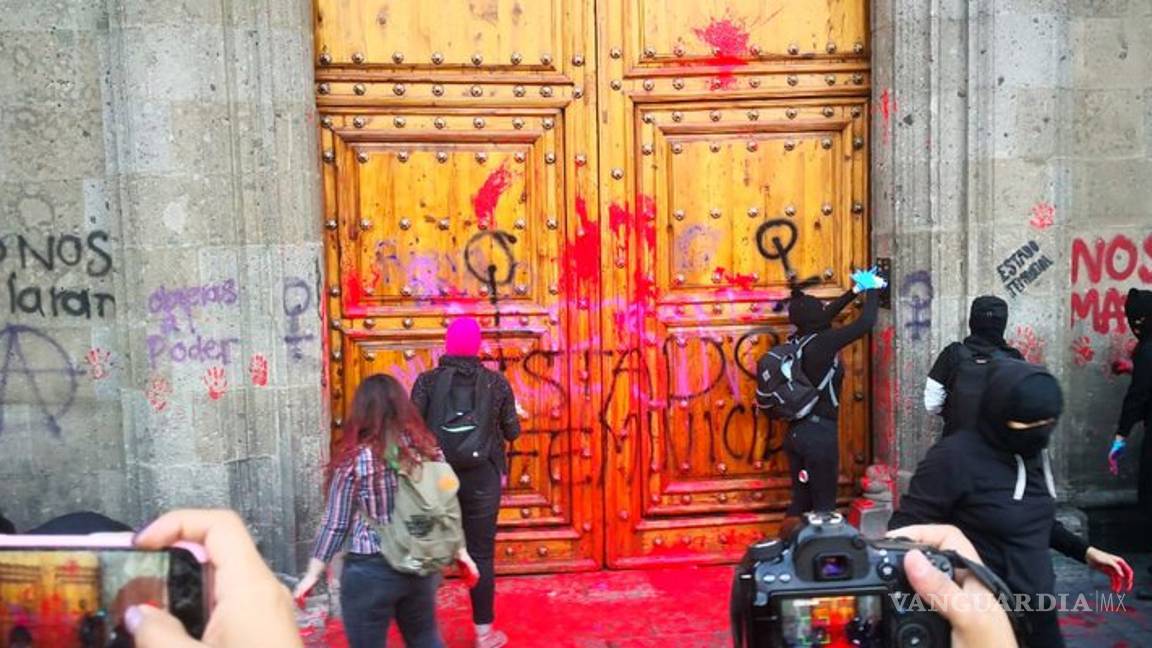 $!'Andrés Manuel el silencio es criminal', encapuchadas vandalizan Palacio Nacional por feminicidos