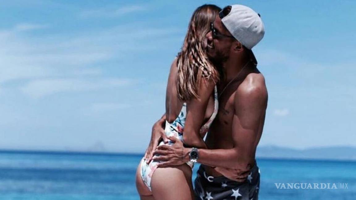 $!'Jona' dos Santos habría rechazado a su novia...por un futbolista