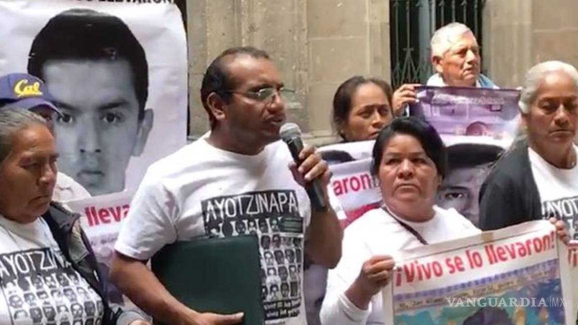Padres de los 43 de Ayotzinapa piden que UIF investigue a Murillo Karam y Tomás Zerón