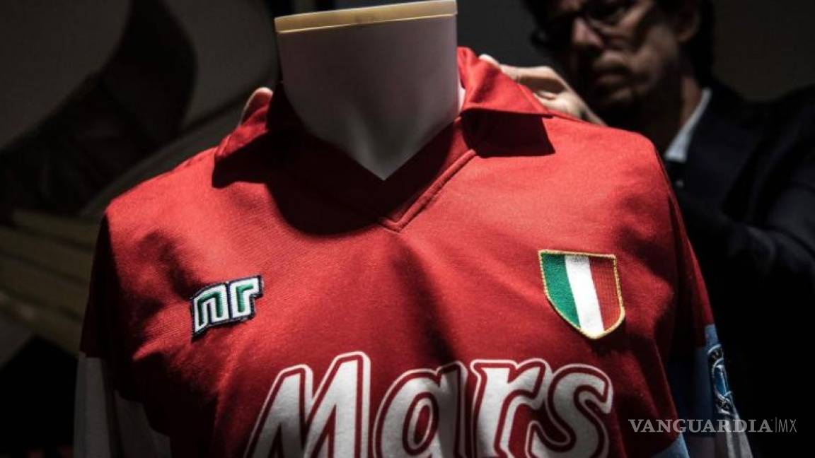 ¡De locos! Jerseys de Maradona cuando militaba en el Napoli se venden en casi 500 mil pesos