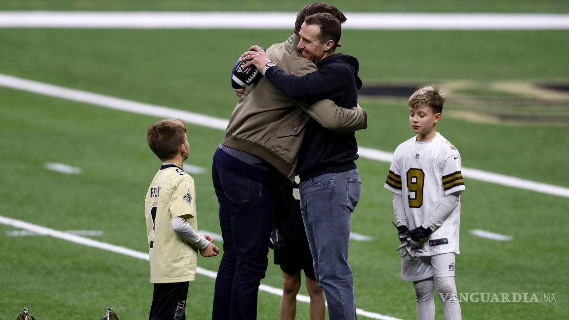 $!Tom Brady se pone a jugar con los hijos de Brew Brees al finalizar el partido