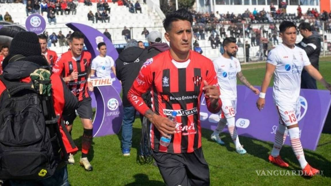 Futbolista argentino viola la cuarentena...¡porque quería tomar el sol!