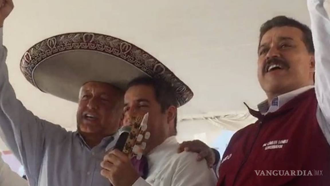 López Obrador se avienta 'palomazo' junto a mariachi y canta 'Cielito lindo'