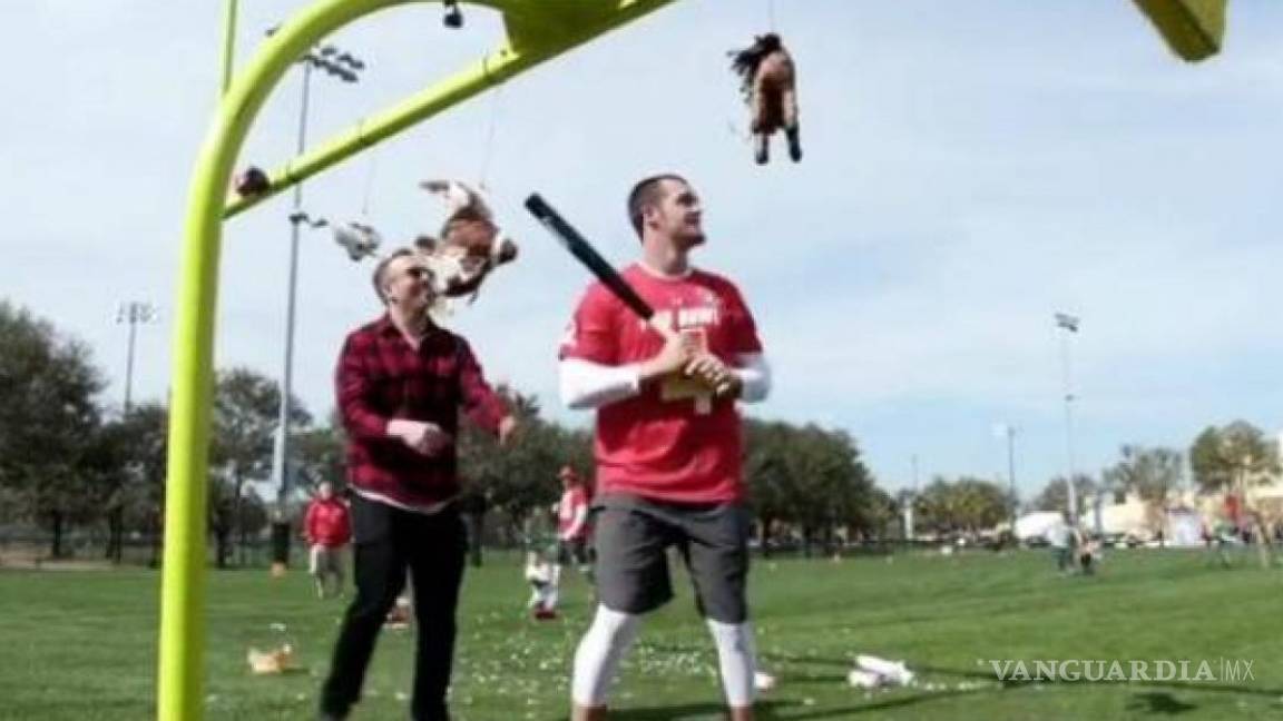 Jugador de los Raiders consigue el Récord Guinness en romper piñatas