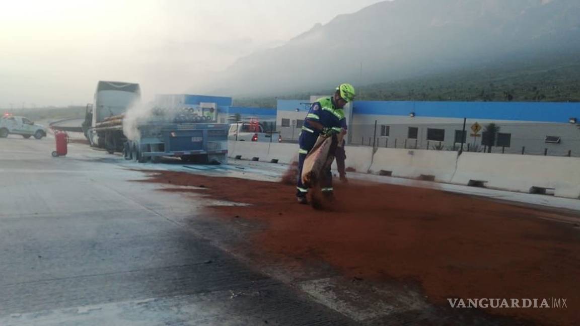 $!Tráiler choca contra caseta en la autopista Saltillo-Monterrey
