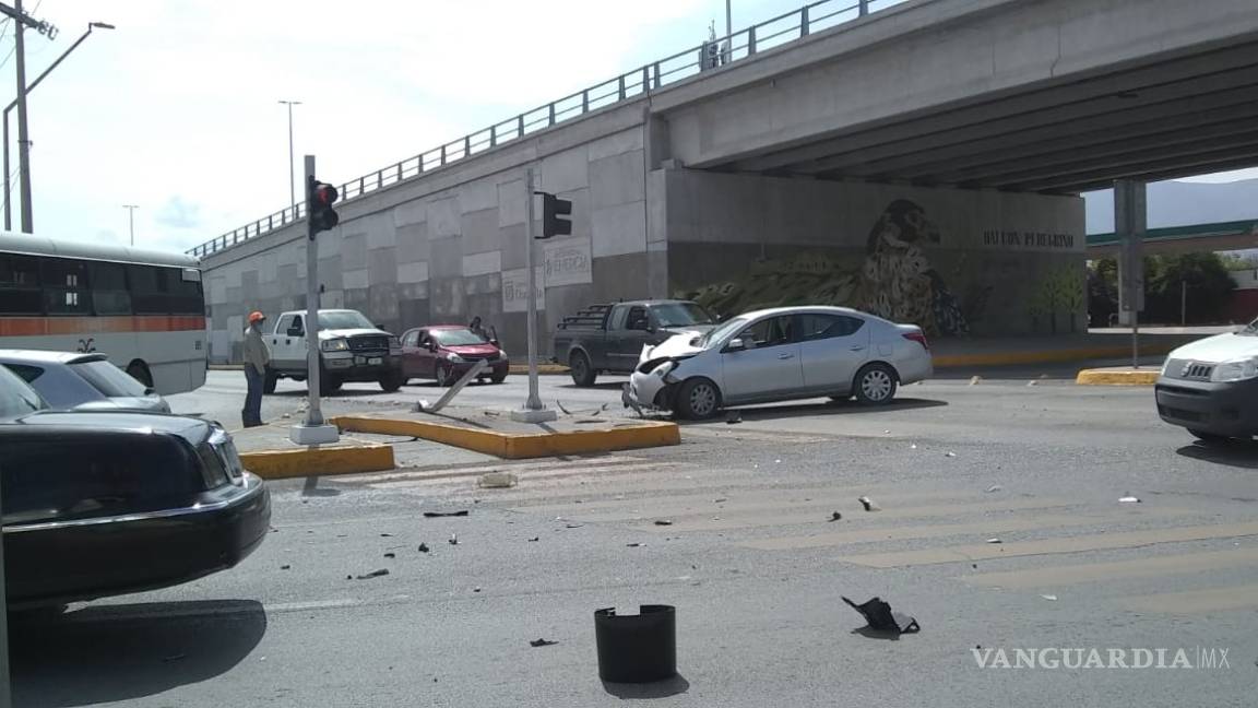 Por exceso de velocidad se impacta en semáforo en avenida de Saltillo
