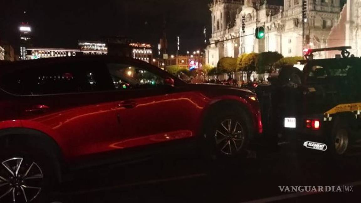 Grúa se llevó auto de diputada que se estacionó en Zócalo