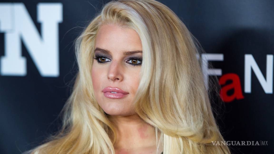 Captan a Jessica Simpson luciendo escote en México