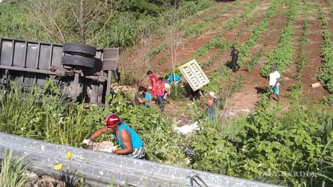 Vuelca camión en Campeche y ciudadanos no tardan en hacer rapiña