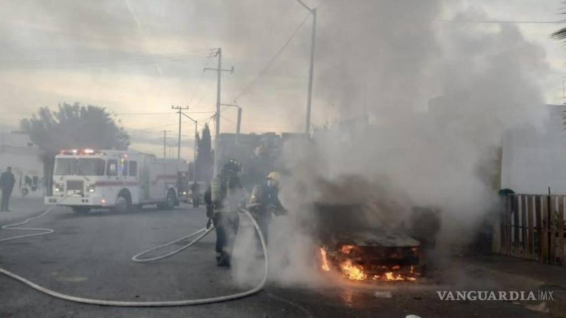Ramos Arizpe: taxi es consumido por las llamas en incendio; Bomberos controlan la situación