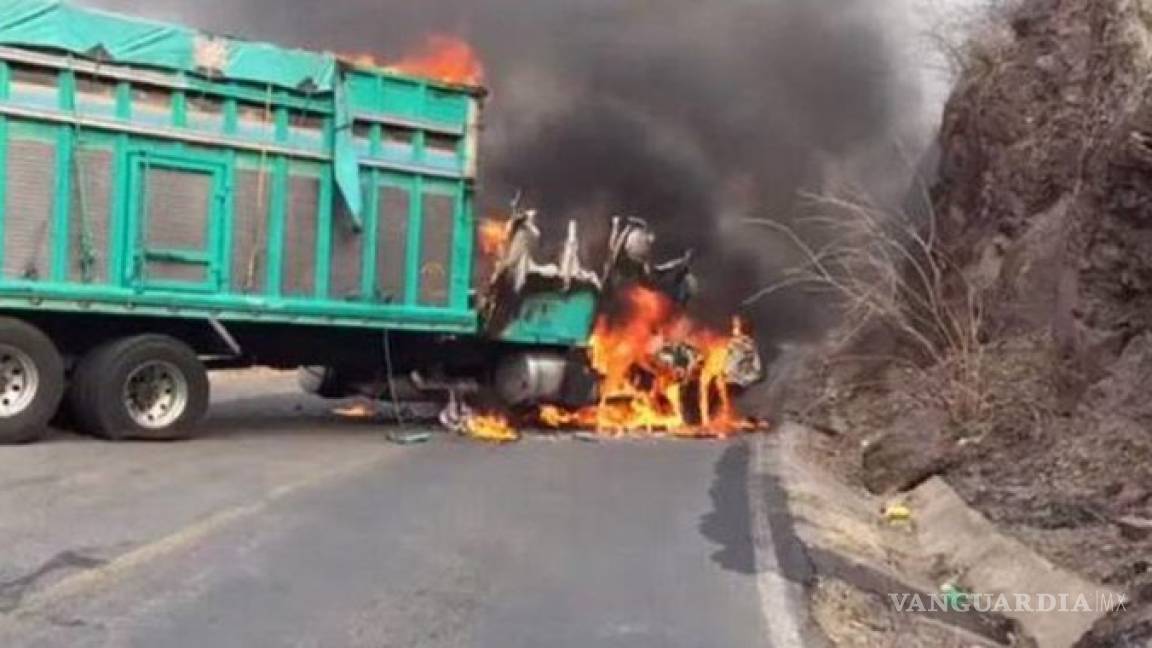 Grupo armado quema camión y bloquea carretera en Michoacán
