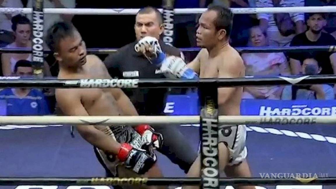 Referee rescata a un peleador tras sufrir un nocaut