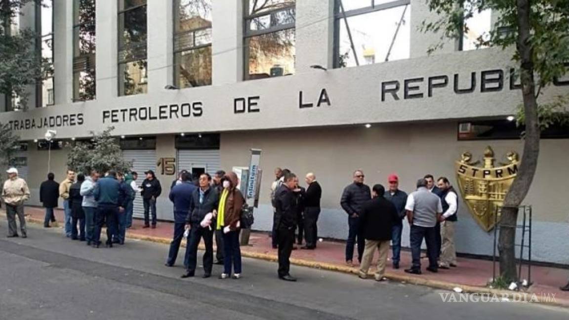 Petroleros disidentes piden salida e investigación a Romero Deschamps