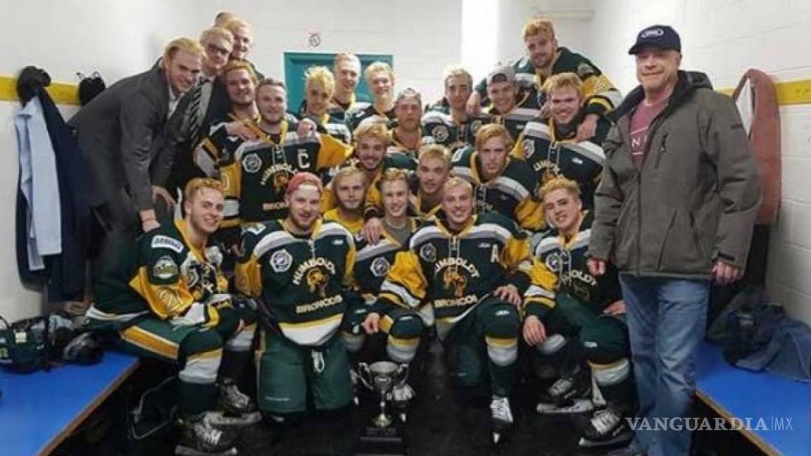 Mueren 14 jugadores de hockey en accidente automovilístico