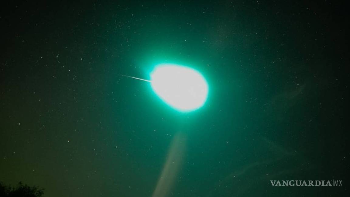 La misteriosa bola verde gigante que atraviesa los cielos en Canadá