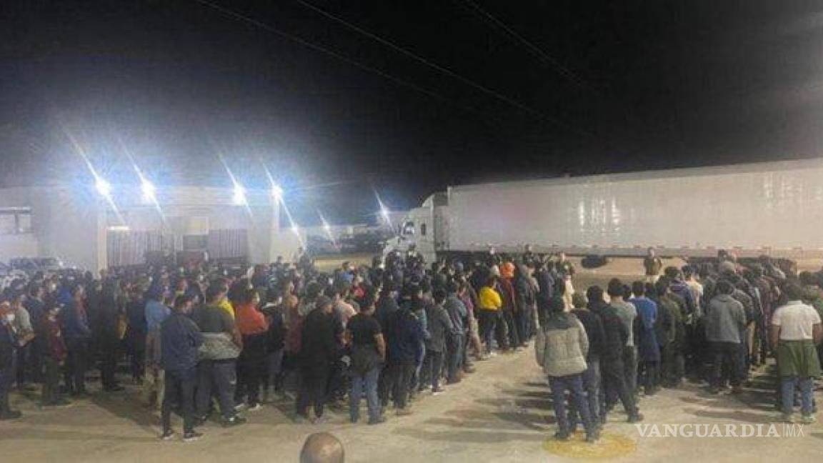 INM rescata a 359 migrantes que viajaban en caja de un tractocamión, en Veracruz