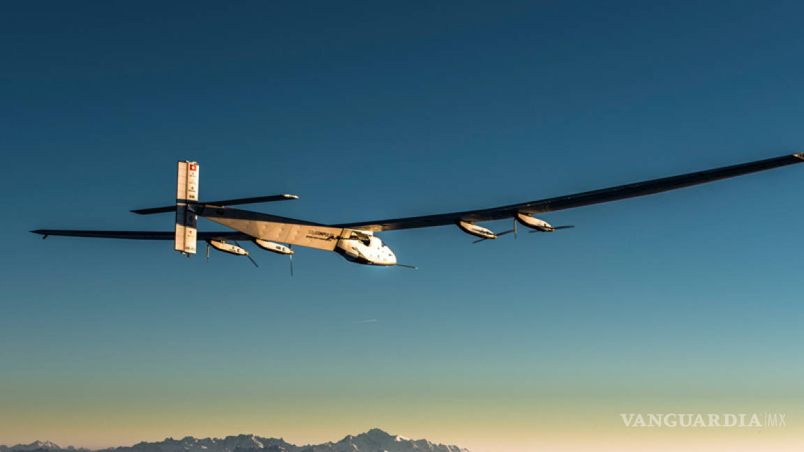 Avión solar hace escala en su trayecto de vuelta al mundo