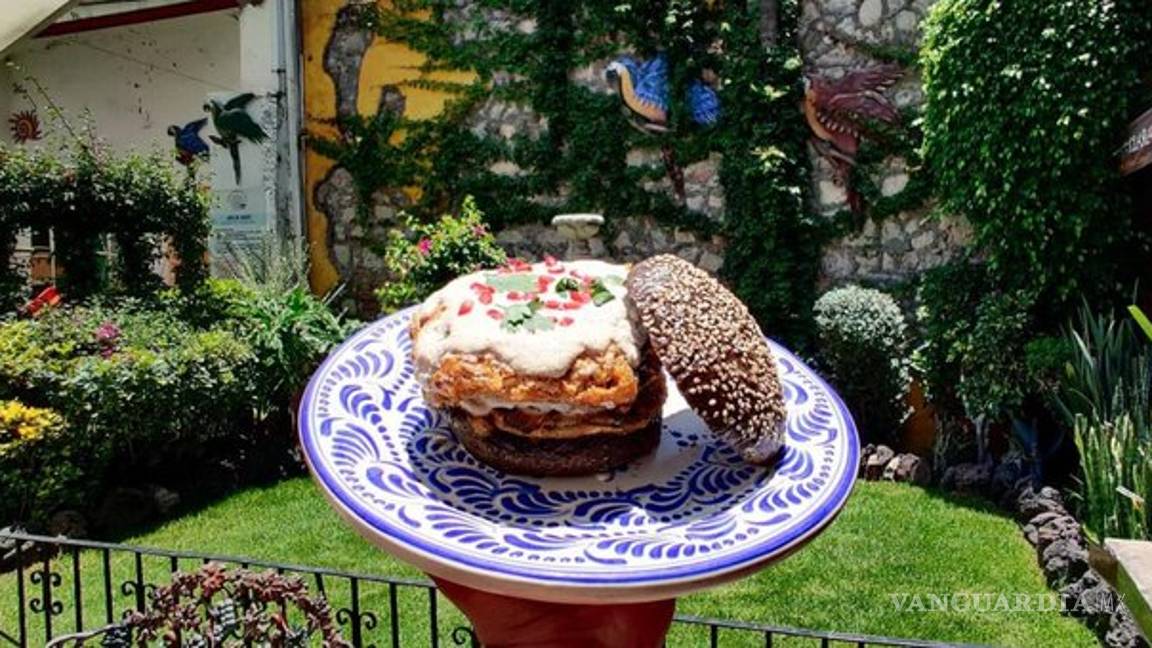 $!Crean las hamburguesas de chiles en nogada en Puebla