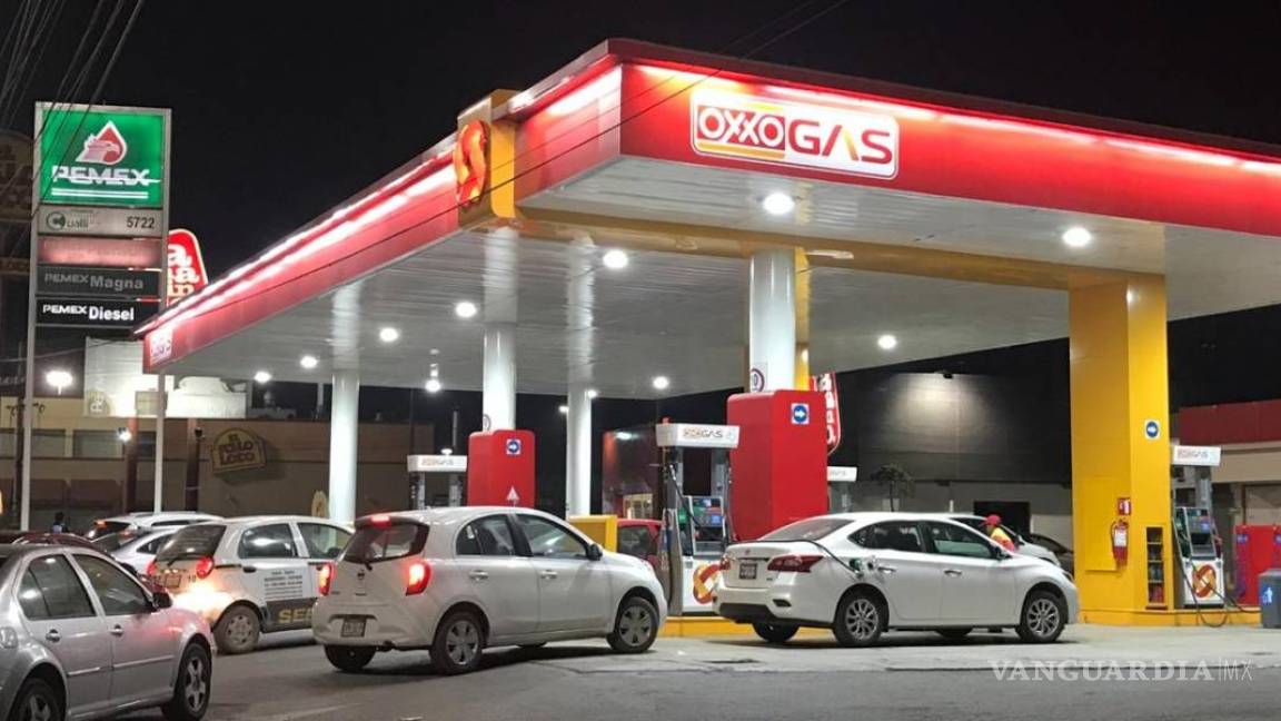 Continúa desabasto de gasolina en Nuevo León; autoridades lo niegan