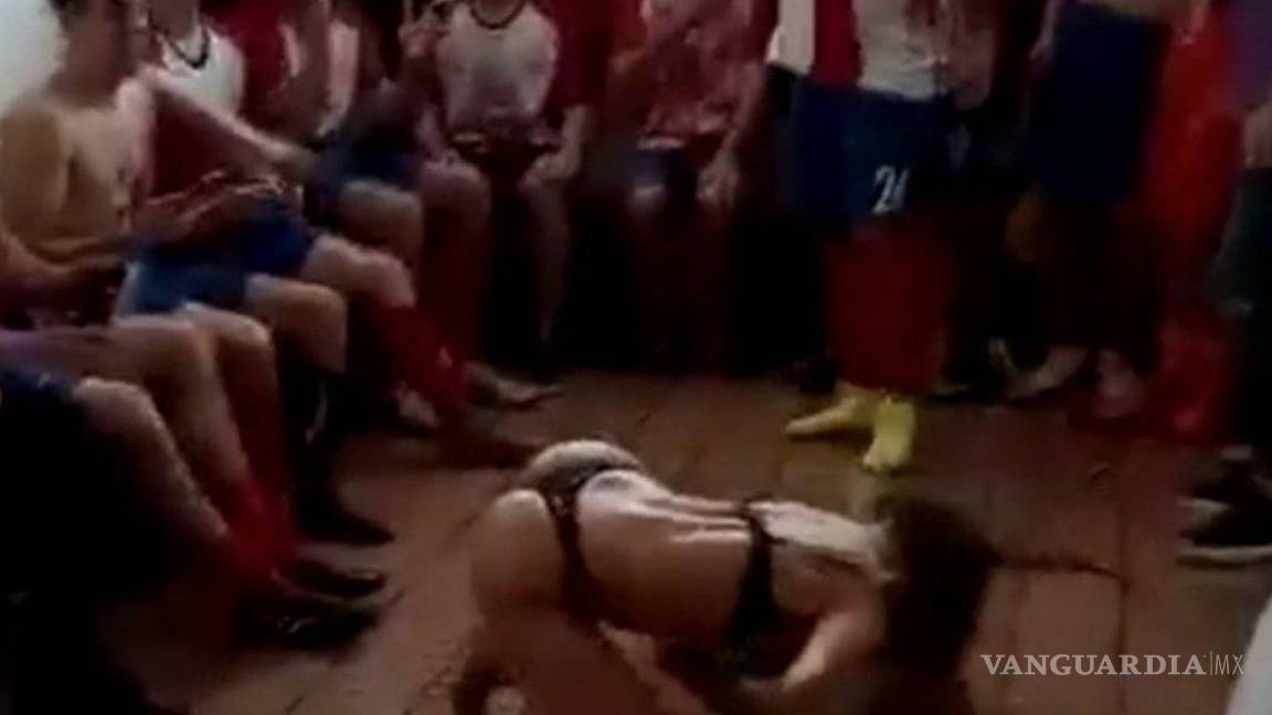 El equipo de futbol que festejó el ascenso con una stripper en el vestidor