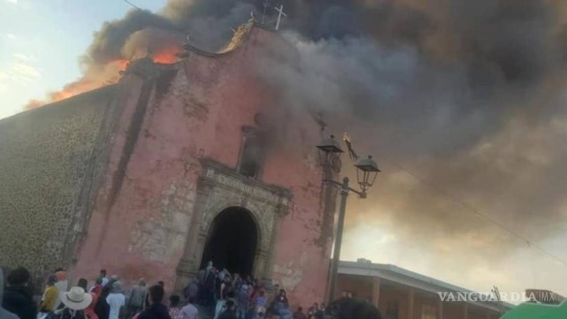 Se incendia la iglesia de Santiago Apóstol, templo histórico en Nurio, Michoacán