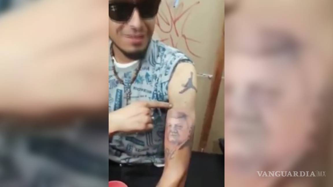 Admirador de la Cuarta Transformación se tatúa el rostro de AMLO en el brazo