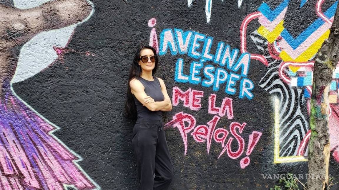 $!Dan pastelazo a Avelina Lésper en 'debate' con grafiteros (Video)