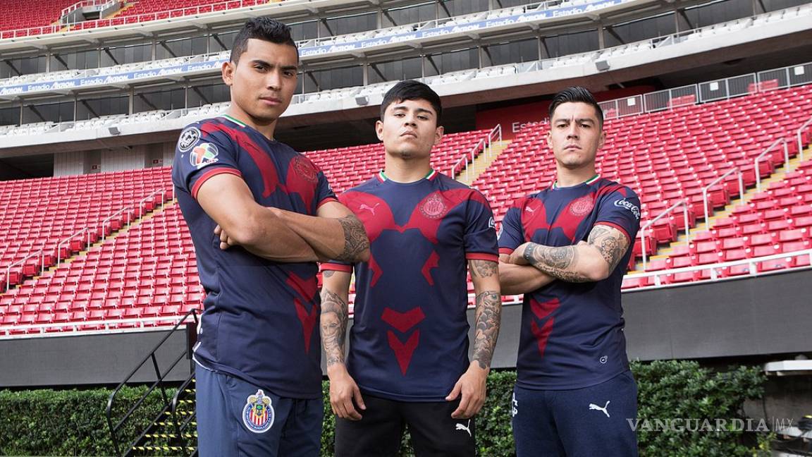 Chivas presenta nuevo uniforme y las redes lo desaprueban