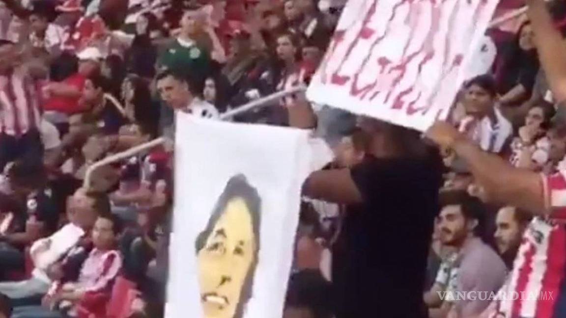 Fanáticos de Chivas piden que regrese Almeyda y los sacan del estadio