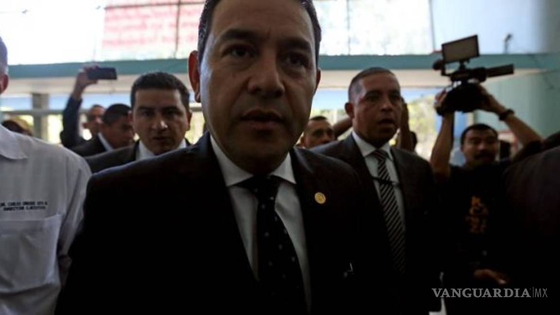 Presidente de Guatemala visita a niñas heridas en incendio