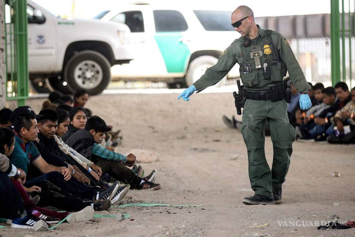 Activistas enseñan a migrantes cómo actuar para evitar deportación