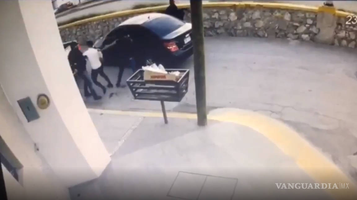 Este es le momento en que un comando armado secuestra a empresario de Torreón (video)