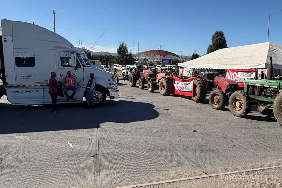 Agricultores bloquean puentes internacionales de carga en Ciudad Juárez por Ley de Aguas