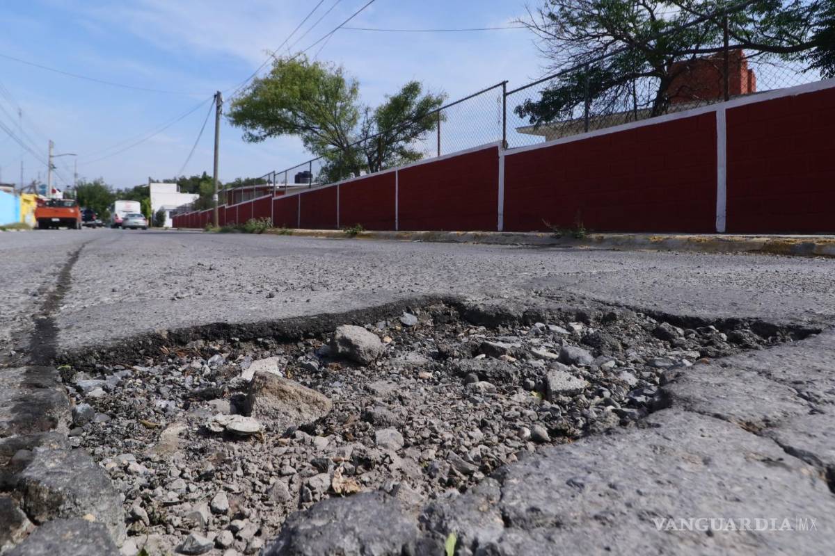 $!Producto de las lluvias de la última semana, los baches aumentaron su presencia.