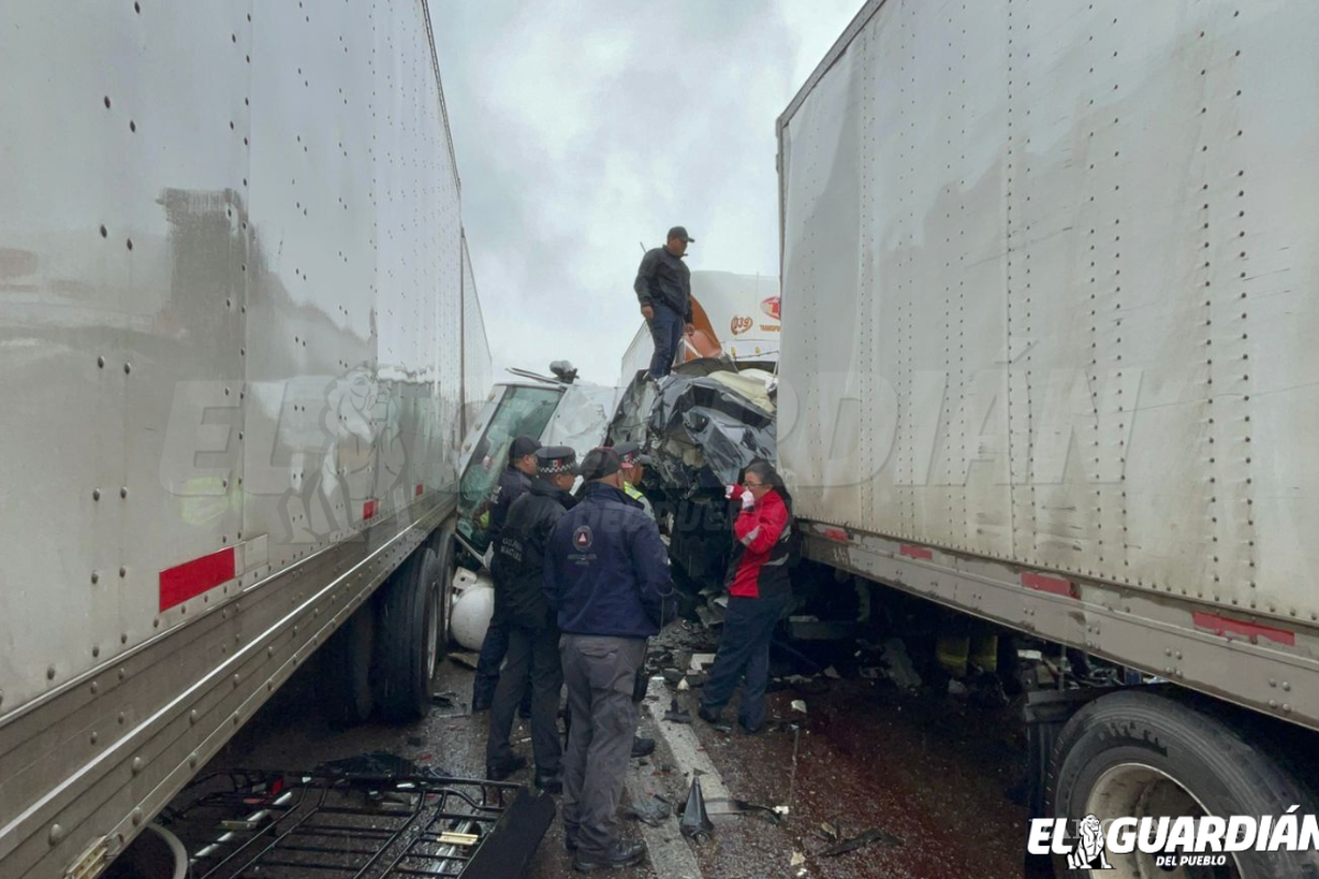 $!Los autos involucrados en la colisión, con evidentes signos del impacto.